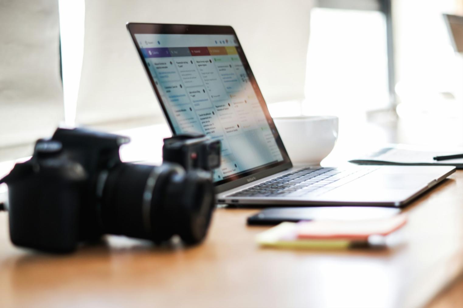Workspace mit Keyword-Analyse Tools und Notizen auf einem Schreibtisch