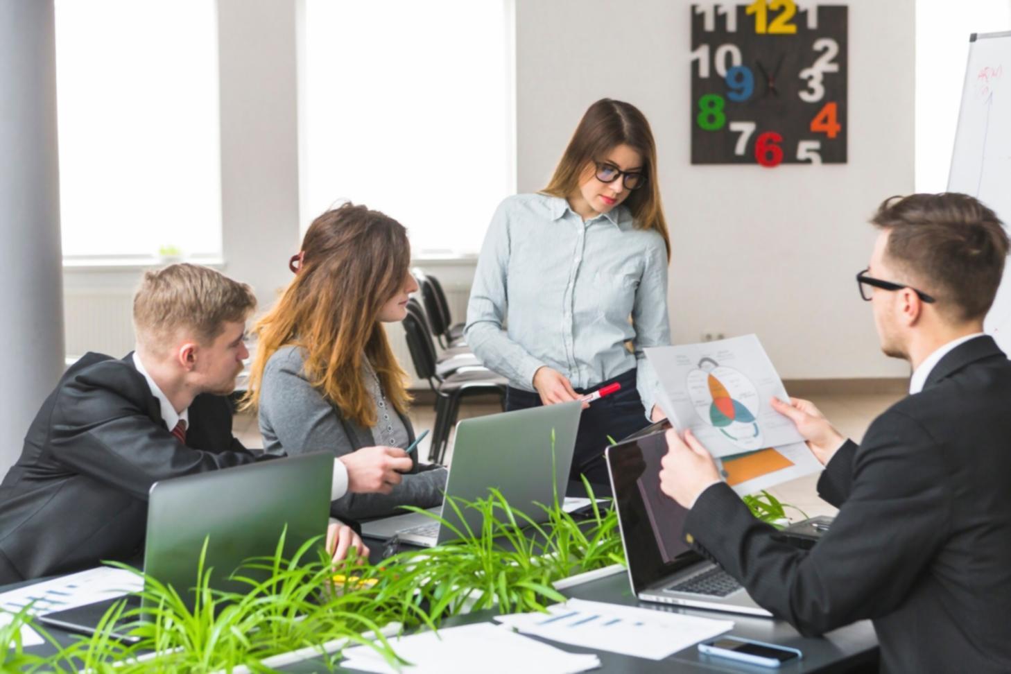 Workshop-Situation mit Teilnehmern bei der Keyword-Recherche